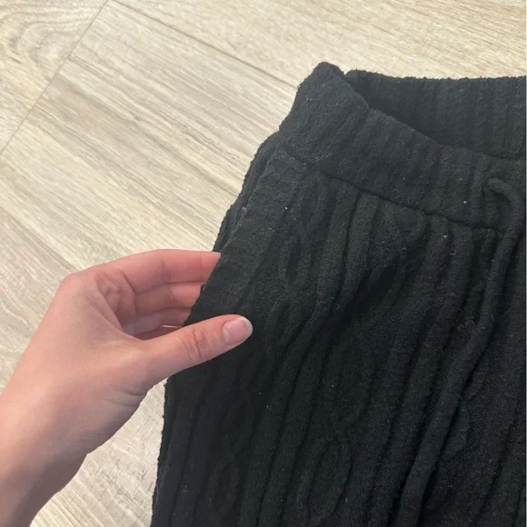 Alo black cable knit hooded sweatshirt and knit sweatpants set - Picture 5 of 7